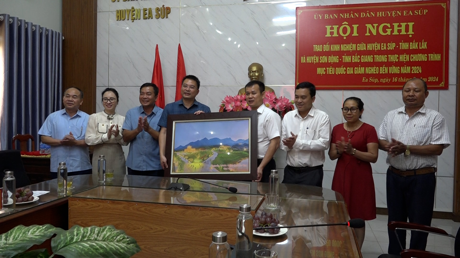 đoàn Công tác huyện Sơn Động tặng quà lưu niệm cho huyện Ea Súp